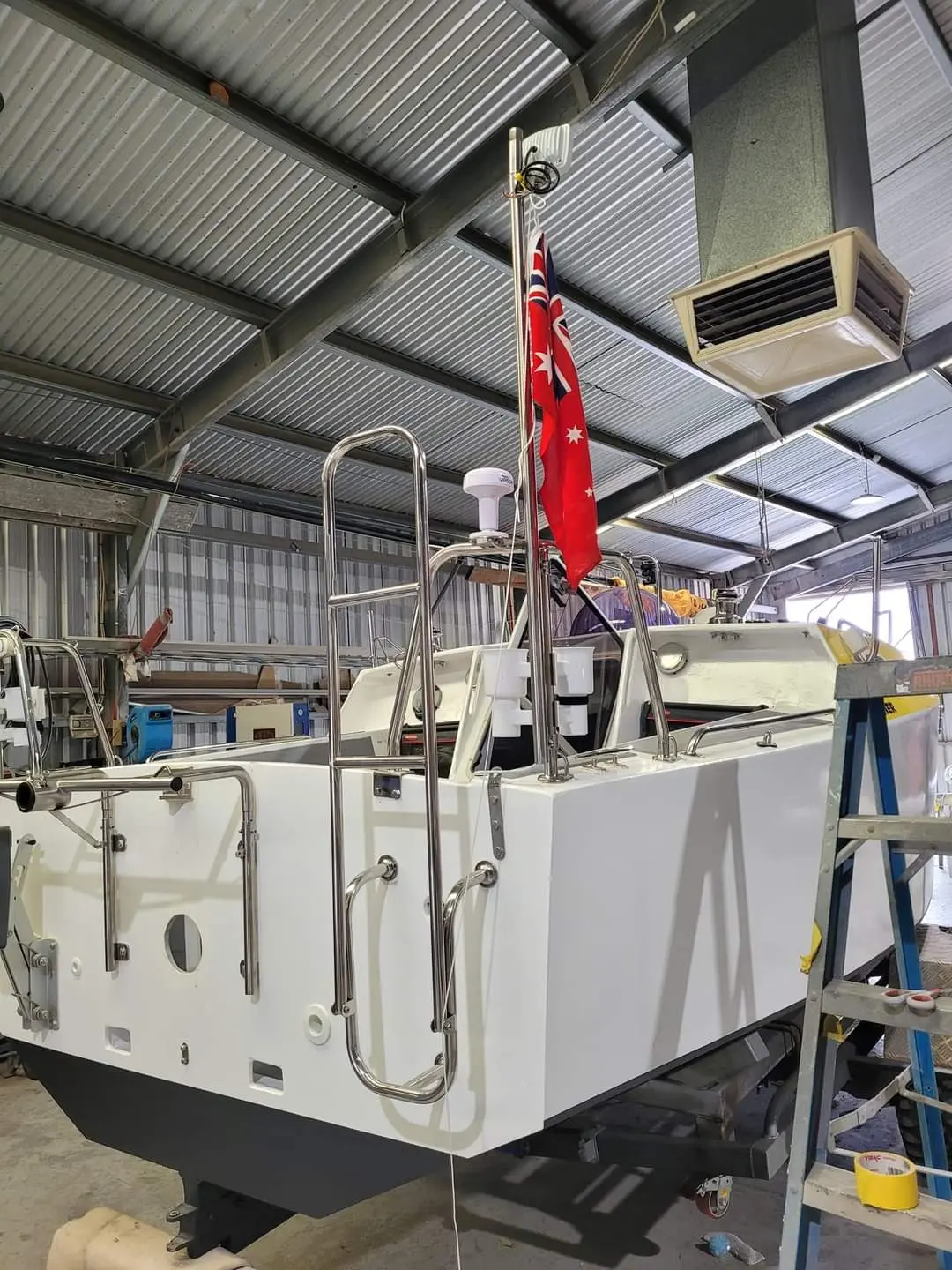 Construction de châssis robuste conçue spécifiquement pour les petits voiliers hauturiers