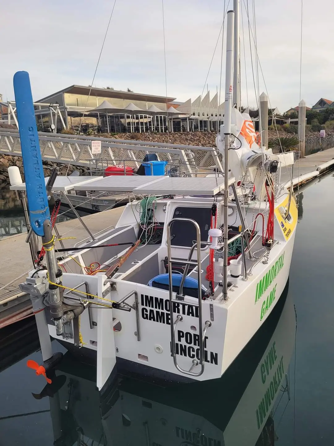 Système de tension des lines de transmission garantissant un mou minimal