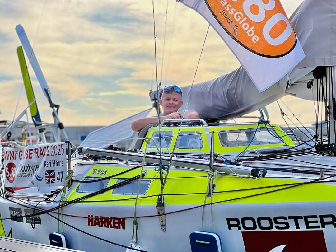 Voilier naviguant en autonomie au portant avec l'ailette bloquée en position