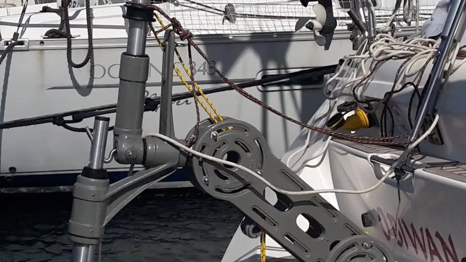 Segelboot, das mit einer S 440 Windfahne autonom den Kurs hält