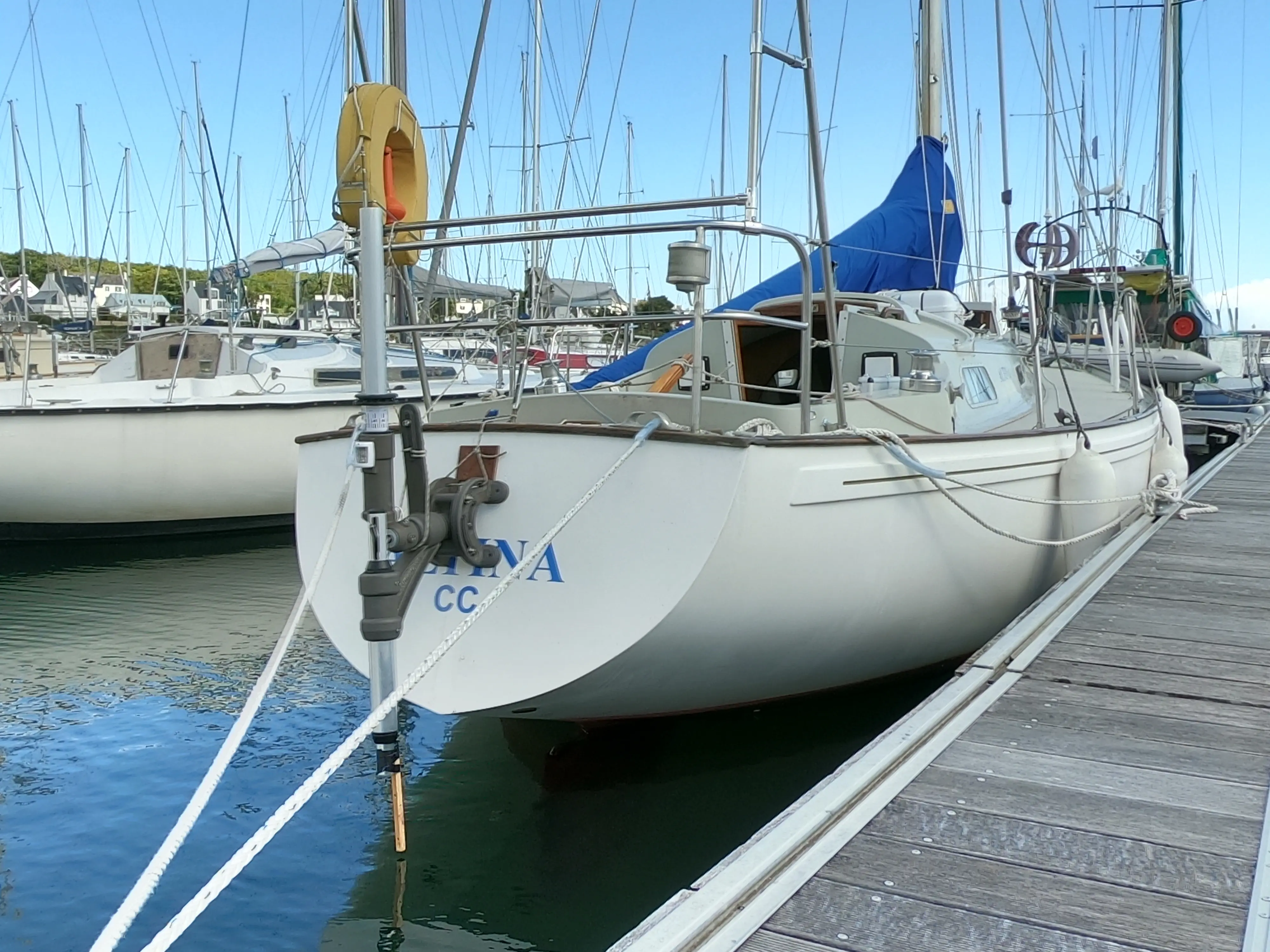 Hochsee-Segelboot, ausgestattet mit einer mechanischen Selbststeueranlage