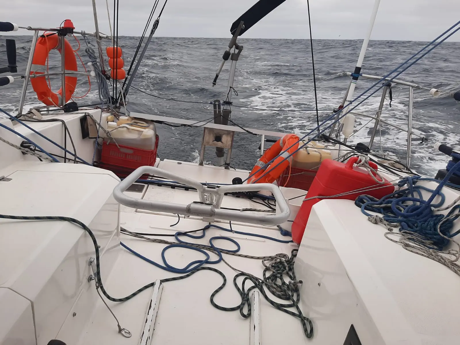 Heckansicht eines Segelbootes, das die Integration der Windfahnen-Steueranlage zeigt