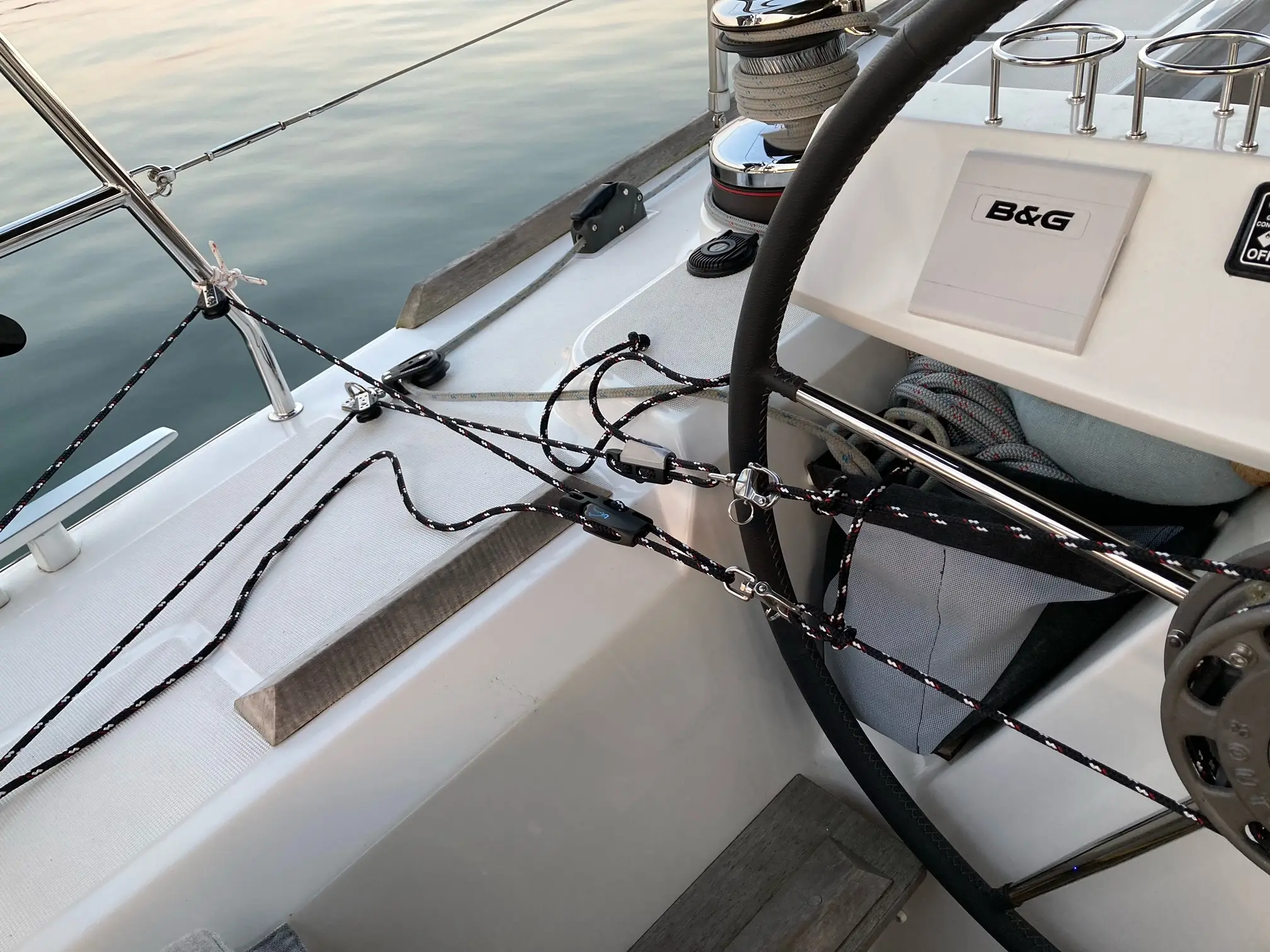 Robuste Selbststeueranlage, installiert am Heck eines Segelbootes