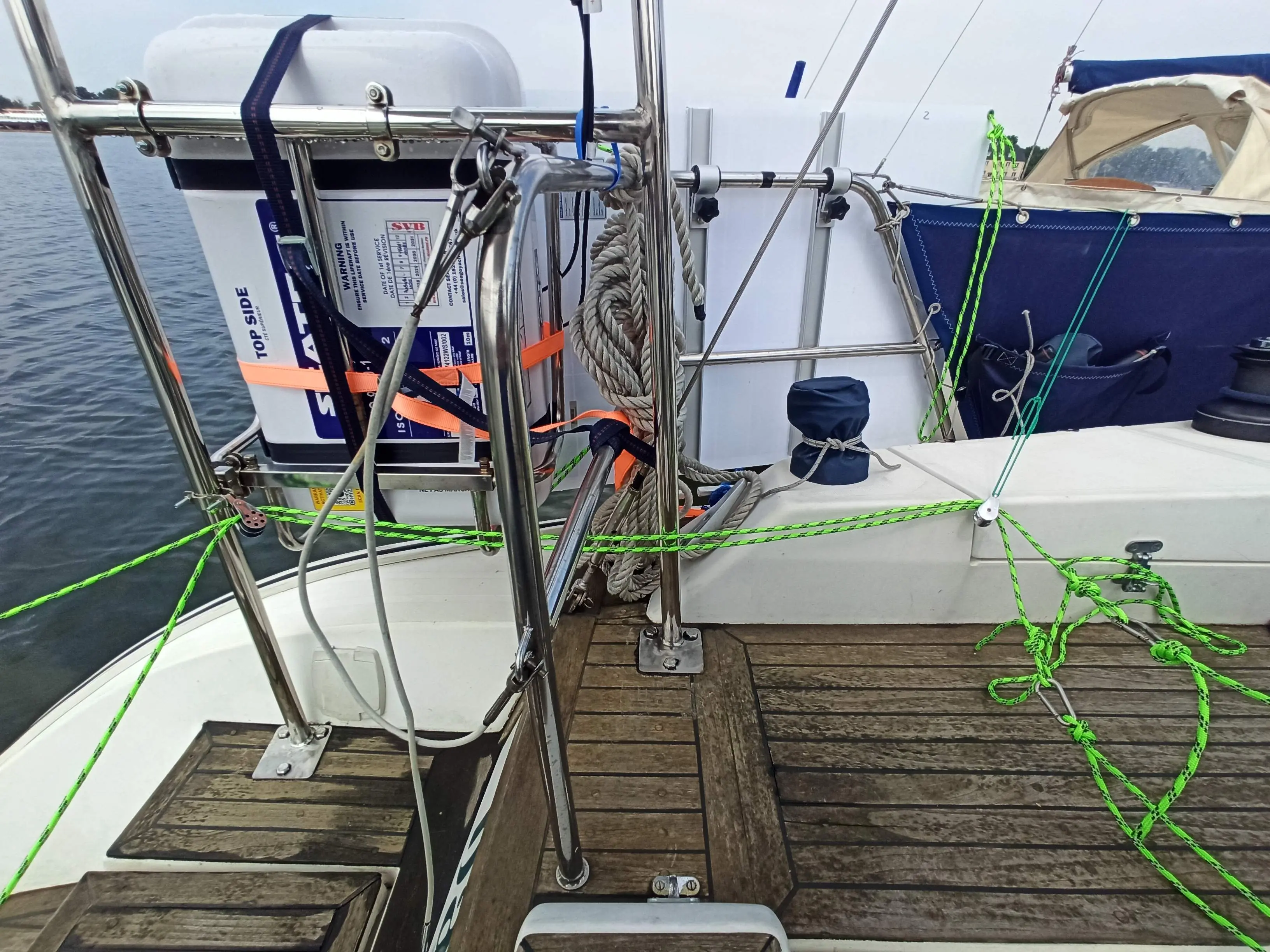 Nahaufnahme des Mechanismus einer Selbststeueranlage beim Segeln bei kaltem Wetter