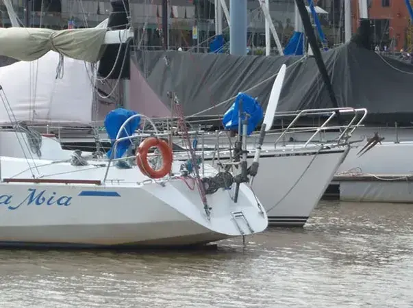 Seitenprofil eines Servo-Pendel-Systems, bereit für Hochsee-Kreuzfahrten