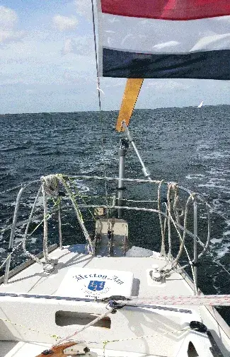 Verbindungsleinen der Pinne, die von der Windfahne zum Steuerrad führen