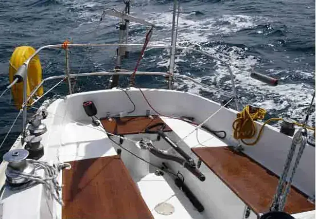 Nahaufnahme des Mechanismus einer Selbststeueranlage beim Segeln bei kaltem Wetter