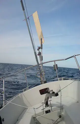 Windfahne des Modells S 440, nahtlos in das Heck der Yacht integriert