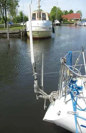 Ansicht auf Deckhöhe der Windfahne, die während einer Passage reibungslos arbeitet