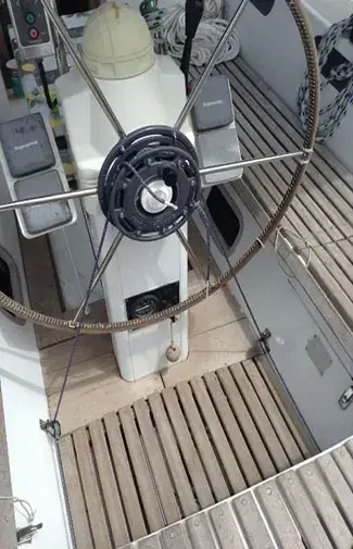 Verbindungsleinen der Pinne, die von der Windfahne zum Steuerrad führen