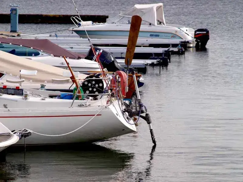 Seitenprofil eines Servo-Pendel-Systems, bereit für Hochsee-Kreuzfahrten