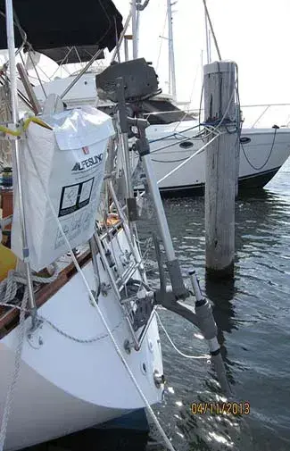 Windfahne des Modells S 440, nahtlos in das Heck der Yacht integriert