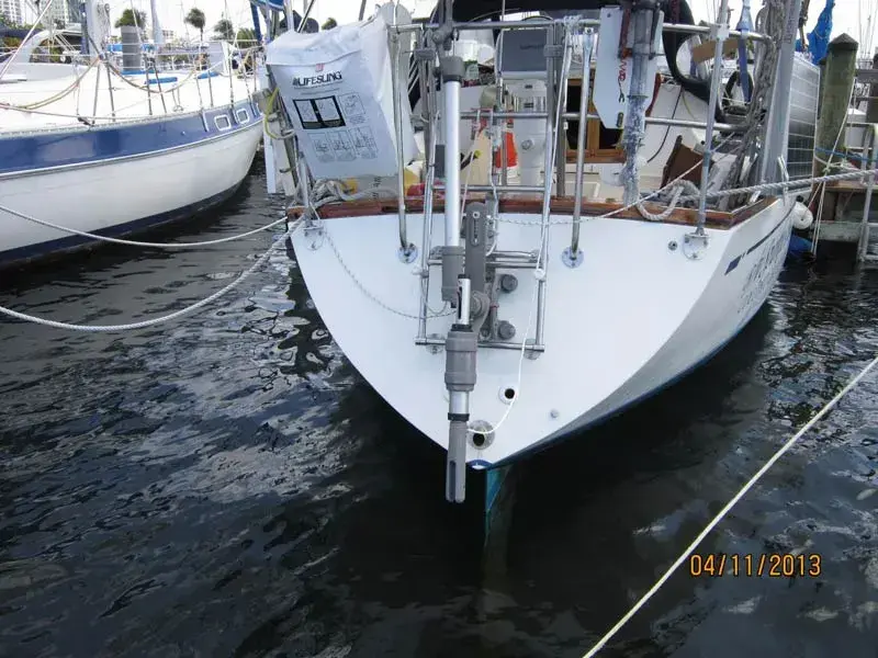 Nahaufnahme des Mechanismus einer Selbststeueranlage beim Segeln bei kaltem Wetter