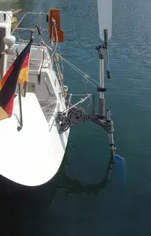 Sistema de timón auxiliar en funcionamiento durante una travesía oceánica