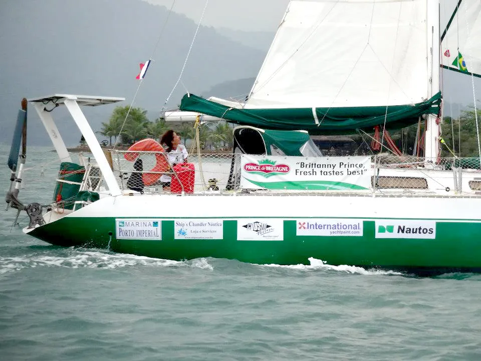 Configuración del adaptador de rueda que permite el uso del piloto de viento en un barco con gobierno de rueda