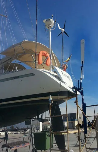 Líneas de control de baja fricción que van desde el piloto de viento hasta el timón