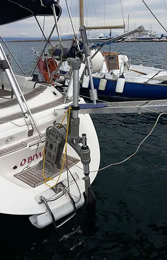 Tubo de extensión que eleva el piloto de viento para un flujo de aire más limpio en un queche grande