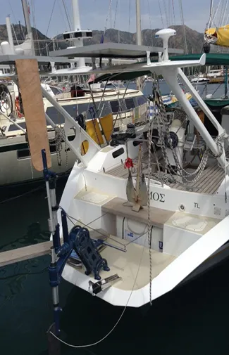 Interfaz de gobierno de rueda hidráulica conectada al piloto de viento