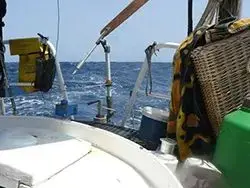 Yacht der sejler autonomt mens besætningen hviler under dæk