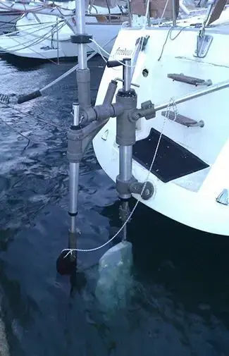 Rorstamme og rorgaflens monteringspunkt til nødmanuel overstyring