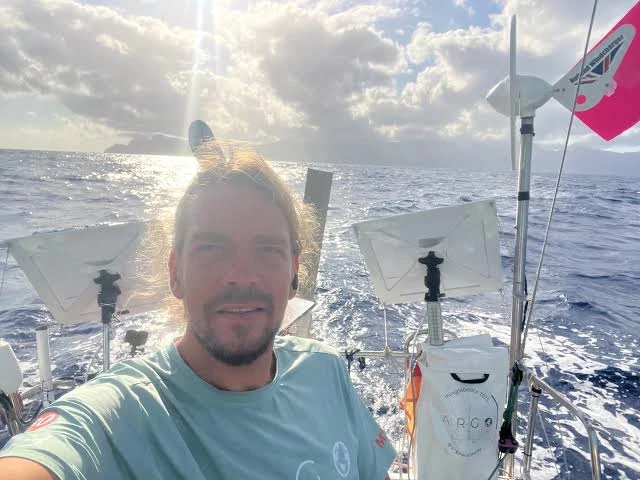 Windpilot-installasjon om bord på en Class Globe 5.80 under McIntyre Mini Globe Race